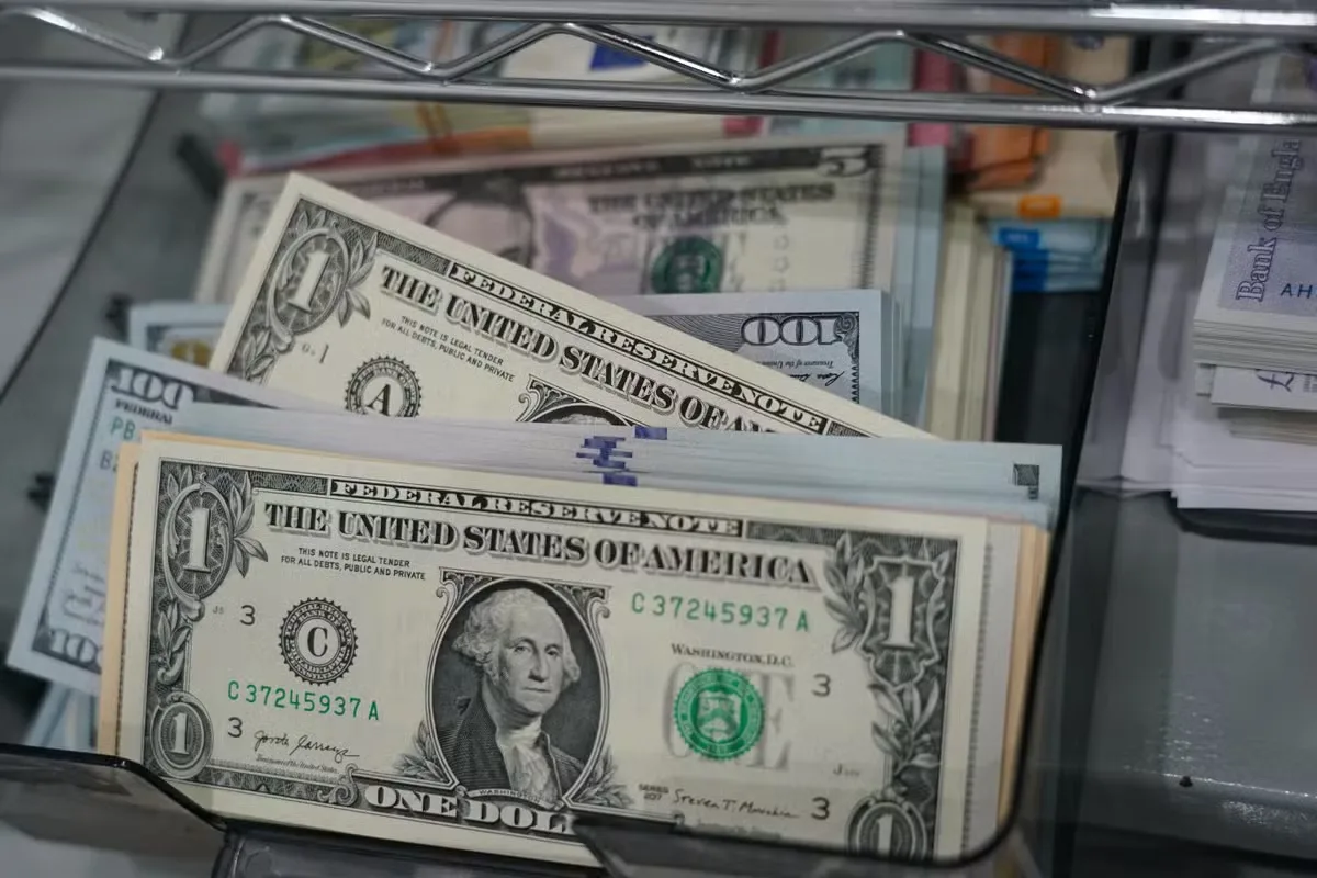 Payroll nos EUA impulsiona dólar, que fecha a semana em queda de 1,27%