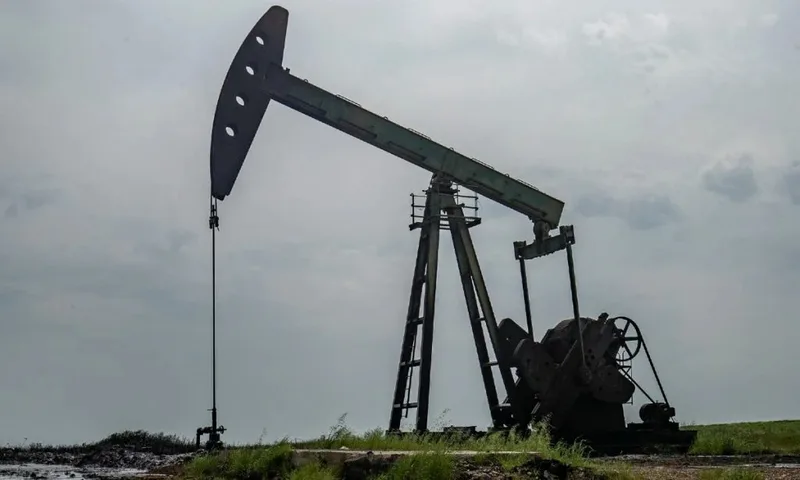 Oleoduto saudita influencia queda do petróleo, enquanto diesel bate recordes