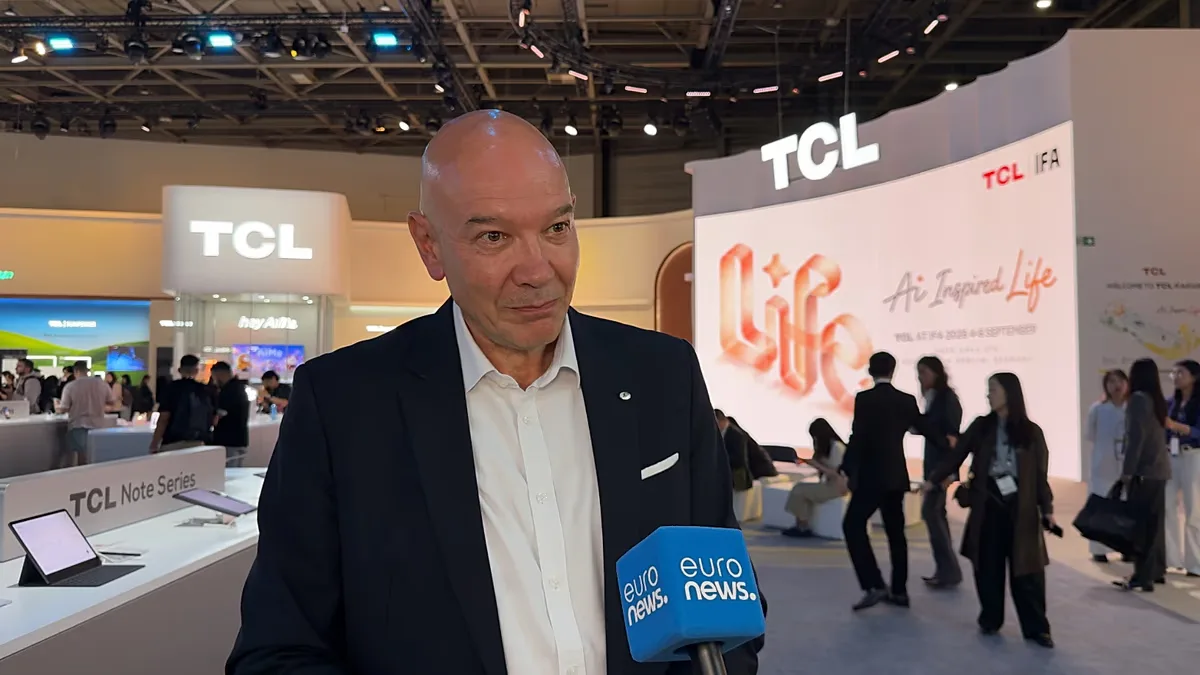 TCL apresenta casa conectada com IA, telas Mini-LED e óculos de realidade aumentada