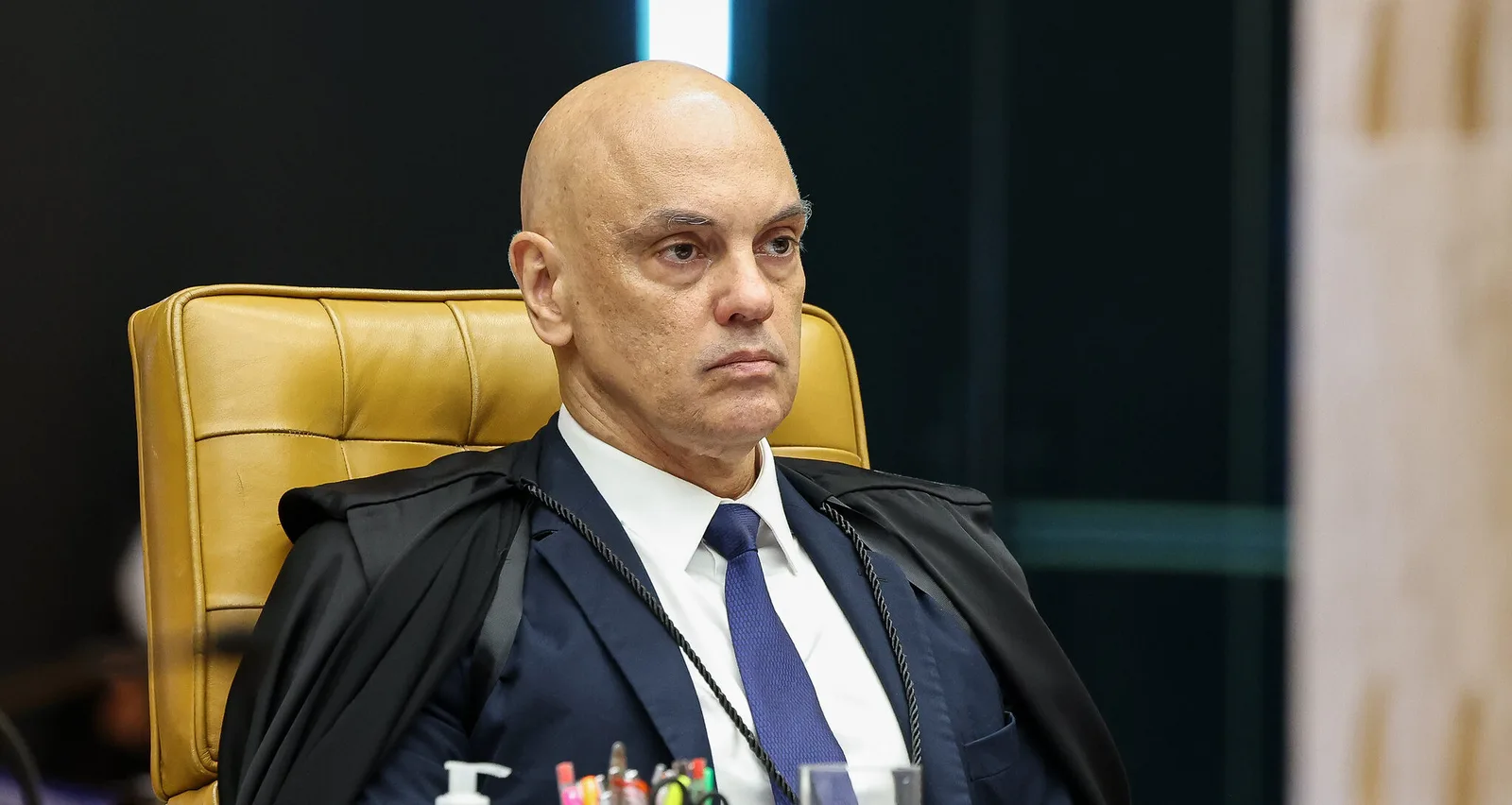 Moraes determina prisão de Eduardo Bolsonaro e anula passaportes brasileiros