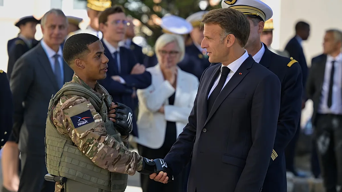 Constituição francesa não permite que Macron adie eleições por decisão própria