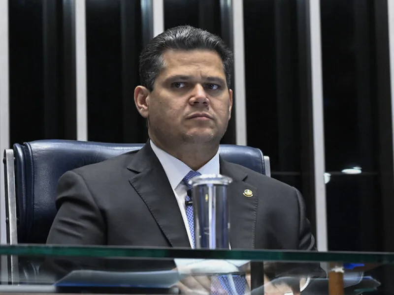 Governo busca 54 assinaturas para acelerar votação do fim da escala 6x1