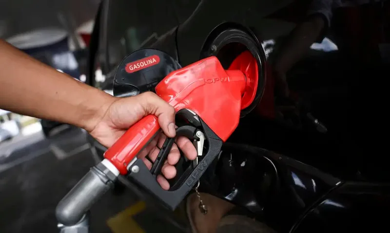 ANP multa distribuidoras em mais de R$ 700 milhões por preços abusivos