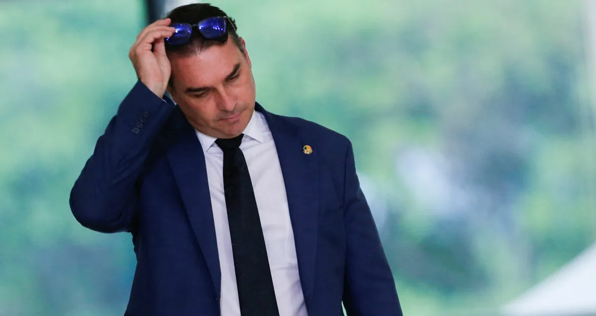 Documentos relatam presentes e tentativa de negociação envolvendo Flávio Bolsonaro
