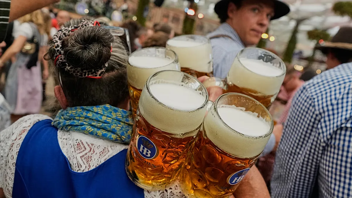 Sete funcionários deixam pavilhão Paulaner durante o Oktoberfest