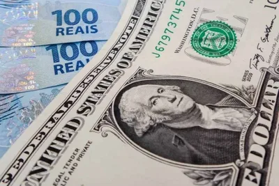 Dólar sobe e Bolsa recua com pesquisa eleitoral e dados de inflação