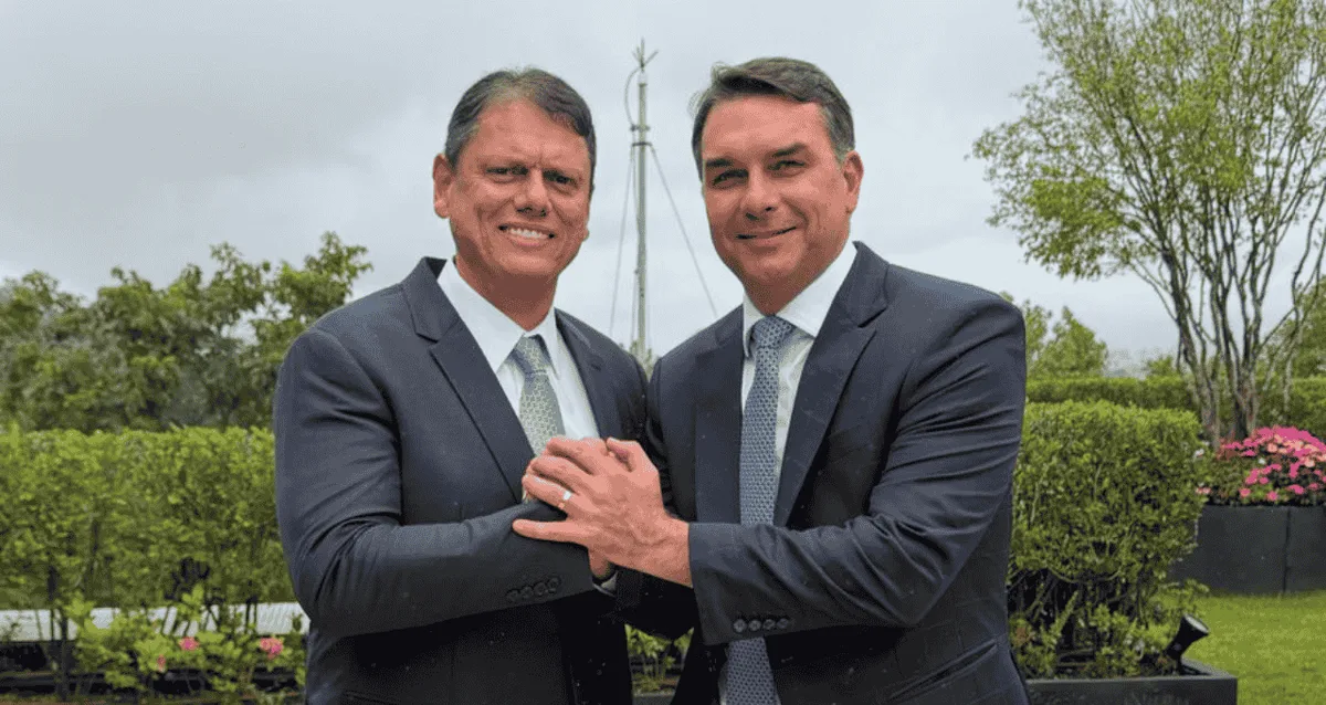 Flávio Bolsonaro declara apoio a Tarcísio para uma eventual disputa em 2030