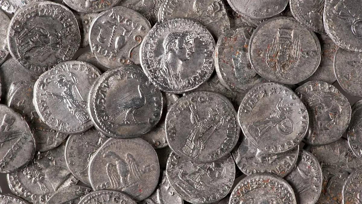 Achado na Alemanha reúne 934 moedas romanas de prata da era de Adriano
