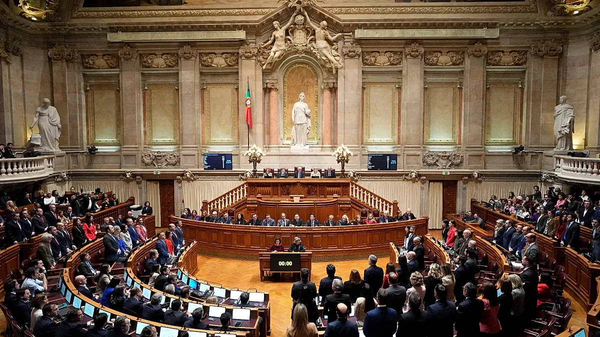 Governo de Luís Montenegro derrota moção de censura no Parlamento português