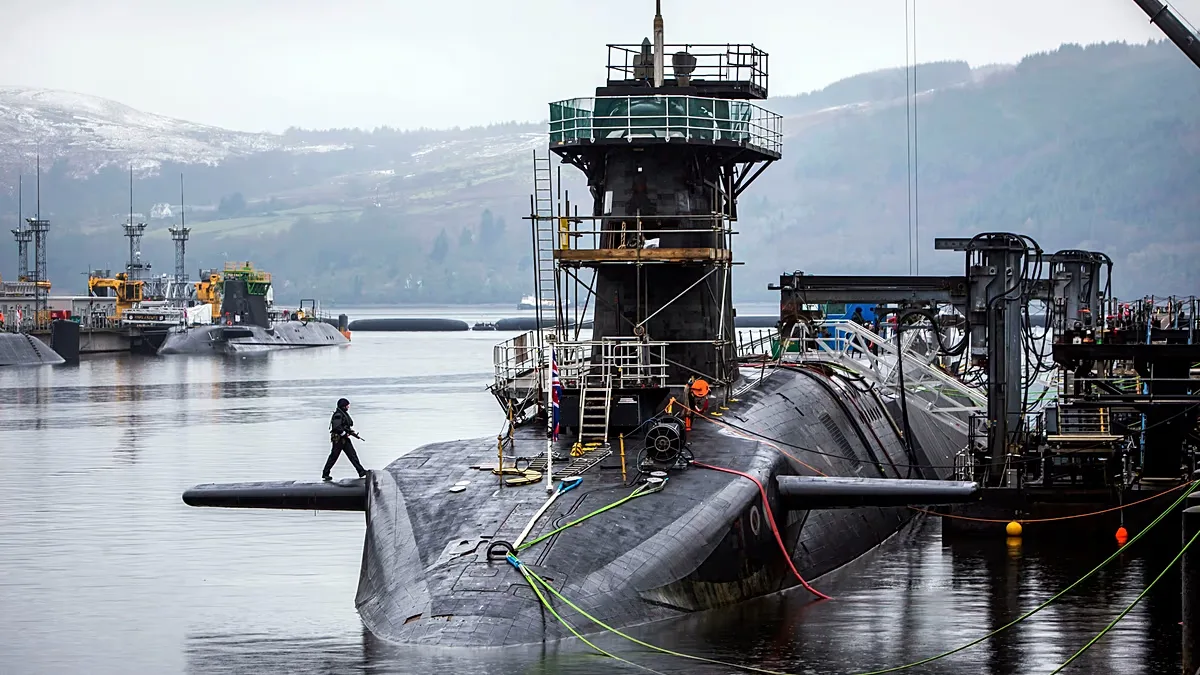 Submarinos nucleares britânicos usam mangueiras contra drones em base de Faslane