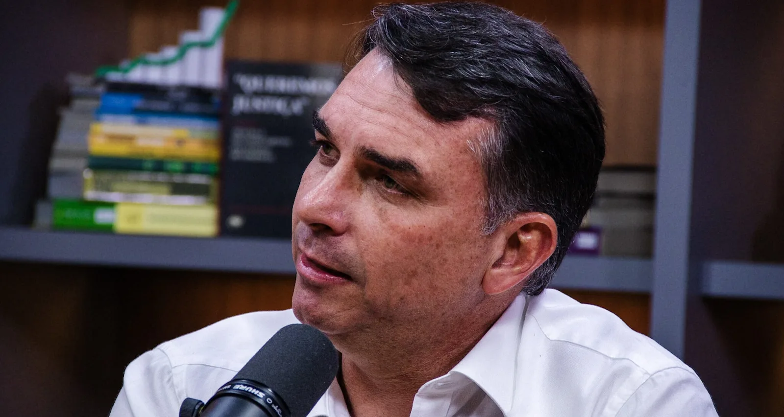 Flávio Bolsonaro pede fim do sigilo em investigação sobre filme Dark Horse