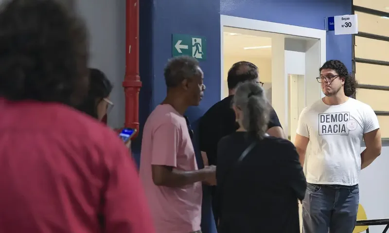 Mais de 158 milhões de eleitores votam no primeiro turno neste domingo