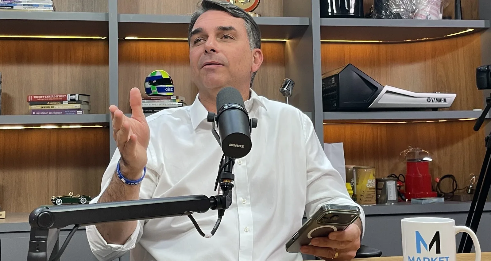 Flávio Bolsonaro anuncia ausência em debate após decisão sobre Renan Santos