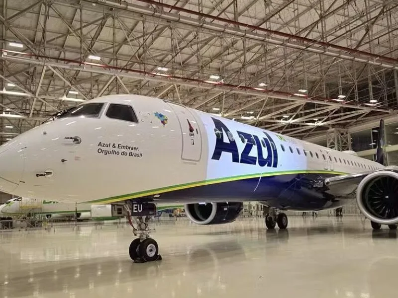 Falha limita operações de jatos E2 da Embraer e leva Azul a cancelar voos