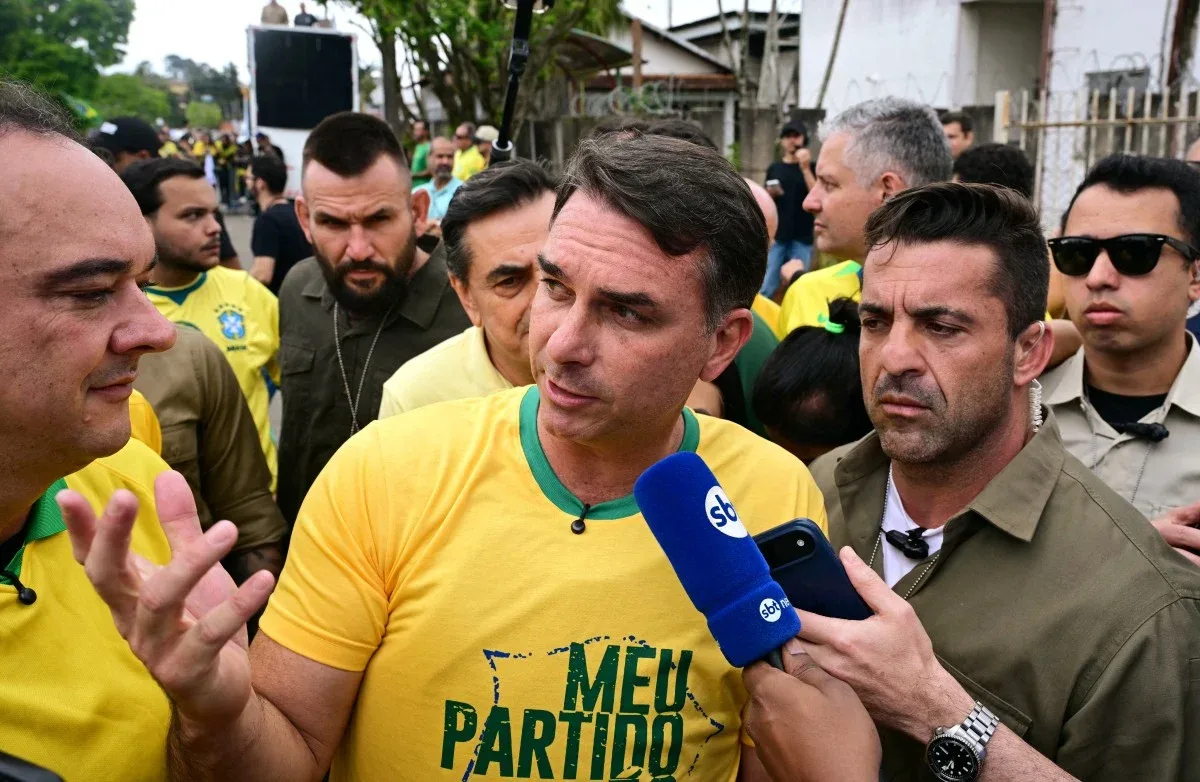 Flávio Bolsonaro pede suspensão de decisão de Dino sobre direção da PF