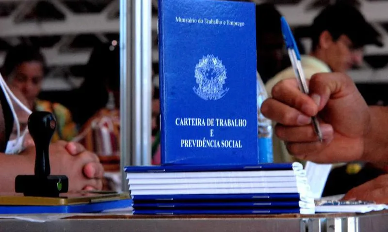 Mercado de trabalho alcança recordes, mas informalidade concentra novas vagas