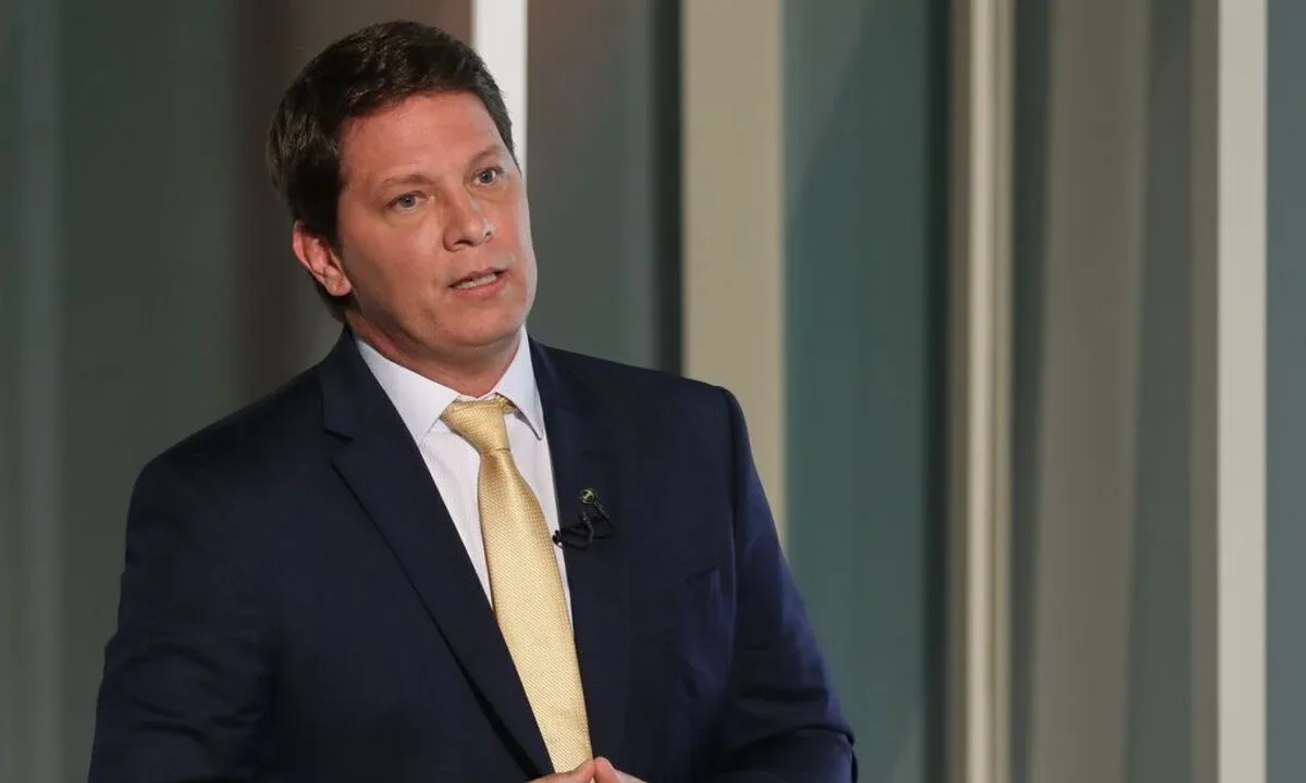 Dino apreende passaporte e restringe deputado em investigação sobre Dark Horse