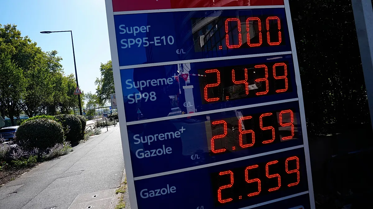 Combustíveis superam €2 por litro e pesam mais nos Bálcãs