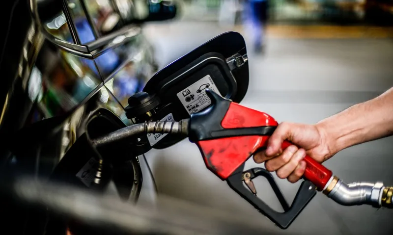 Gás de cozinha fica em R$ 114,28; ANP também registra alta do diesel