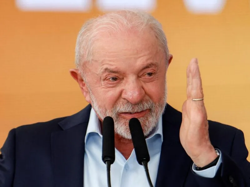 Lula promete reduzir dívida em relação ao PIB e mantém defesa de gastos sociais