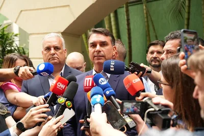 Flávio Bolsonaro questiona atuação de Alcolumbre e nega irregularidades em filme