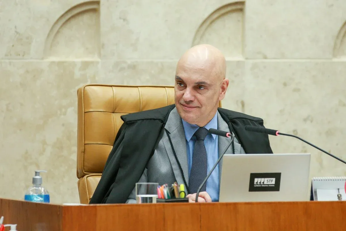 Moraes dá 48 horas para advogado explicar comando oculto em petição