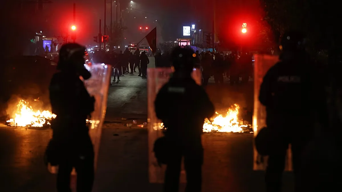 Protesto no Kosovo termina com gás e canhão de água diante do Parlamento