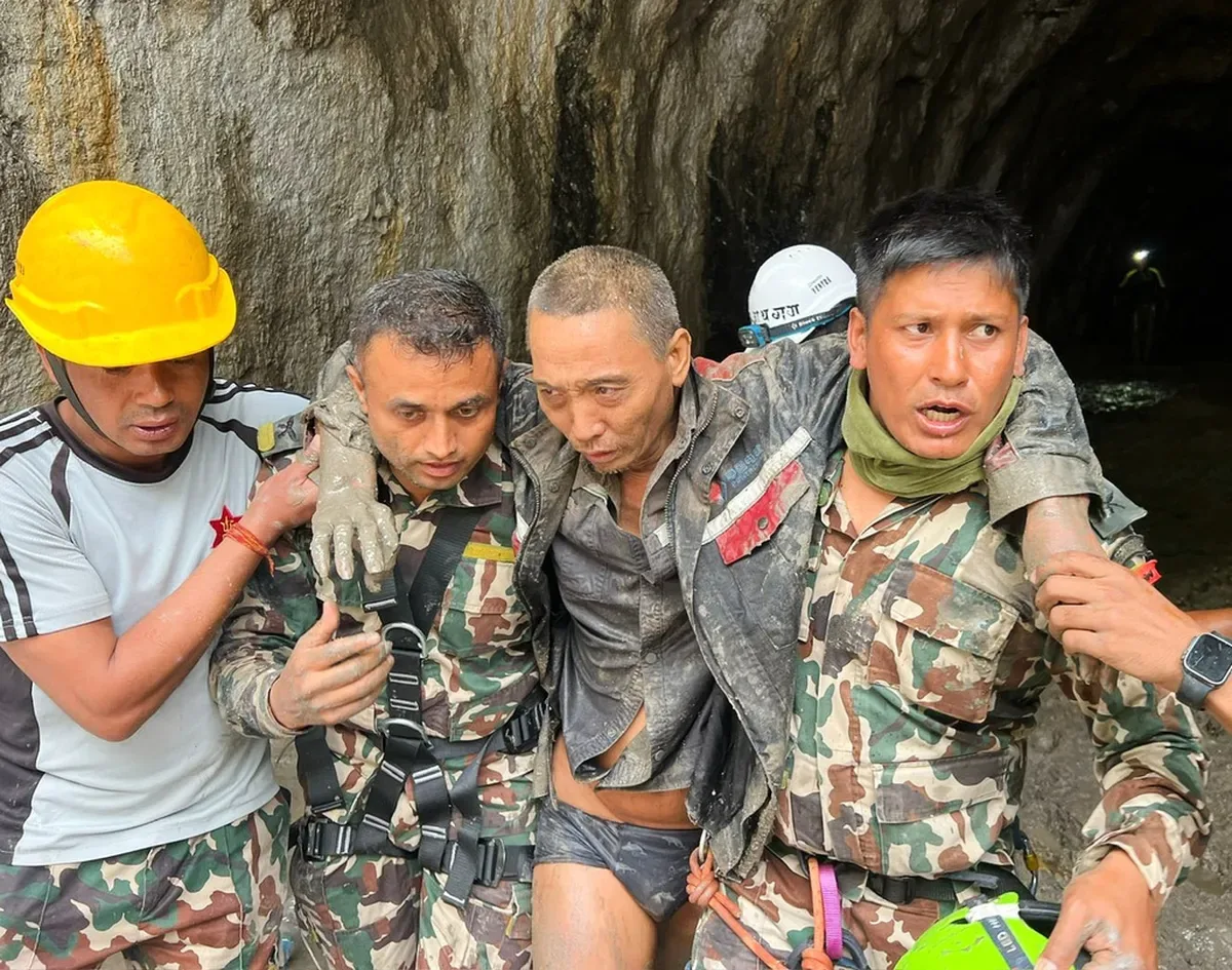Chinês é retirado vivo de túnel no Nepal após 10 dias sob escombros