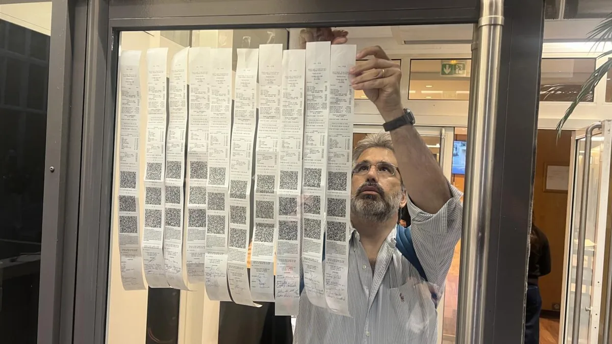 Votação em Paris reúne 34 urnas e dá vantagem a Lula sobre Flávio Bolsonaro