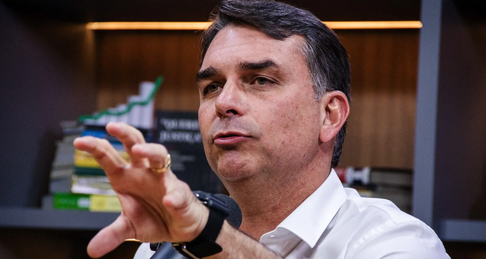 Flávio Bolsonaro critica MP anunciada por Lula para proibir bets