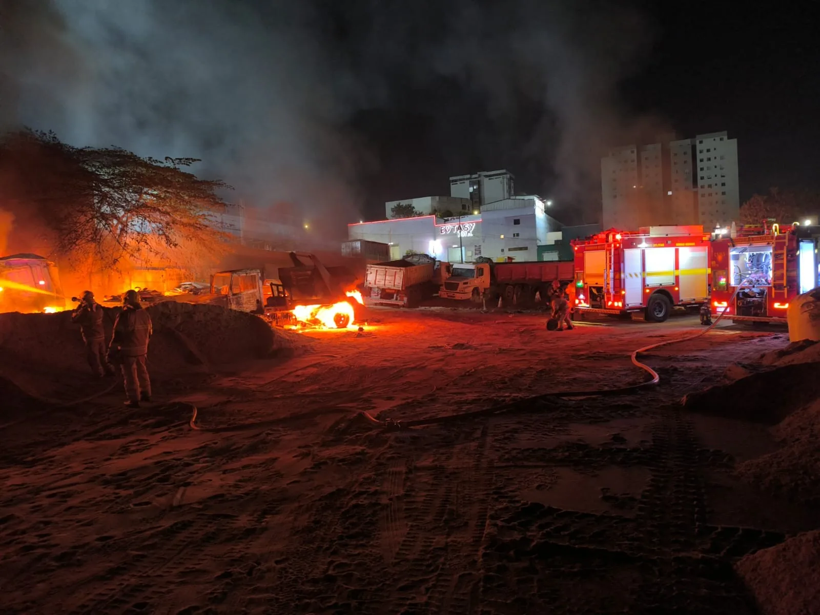 Fogo destrói veículos e atinge galpão em pátio de empresa em Ipatinga