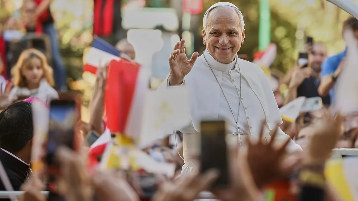 Leão XIV reúne multidões em Paris antes de seguir para Lourdes