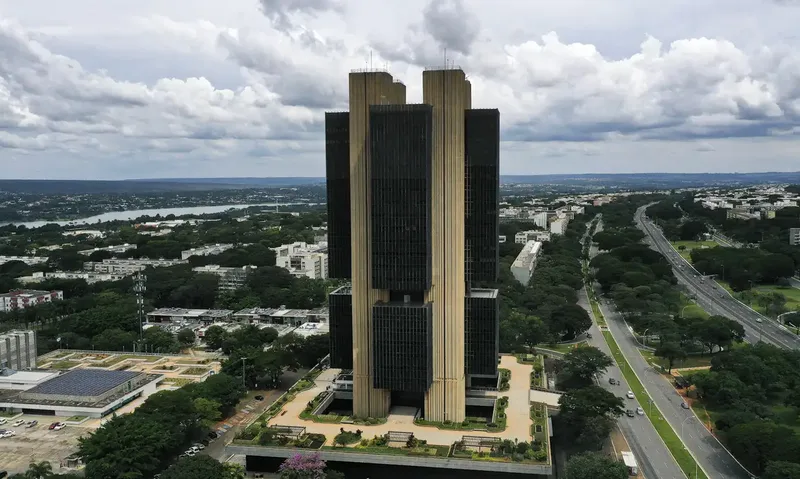 BC eleva para 90% chance de inflação superar teto da meta em 2026