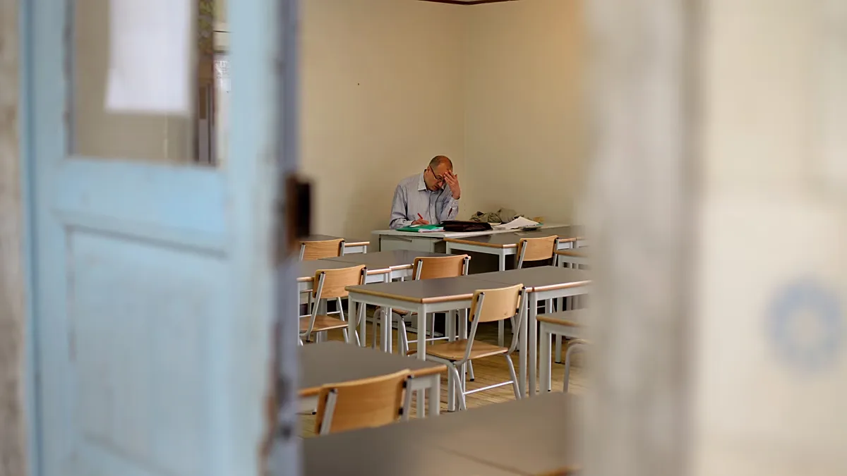 Portugal inicia ano letivo com falta de professores e limite a celulares