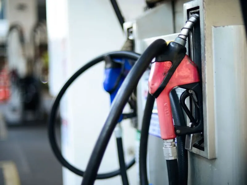 OCDE deve reduzir consumo de petróleo em 2026, prevê Opep