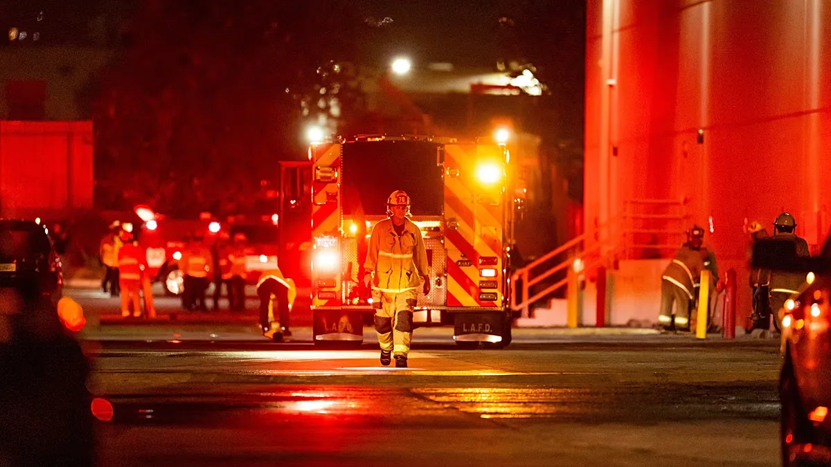 Queda de helicóptero deixa três mortos em estacionamento de Los Angeles