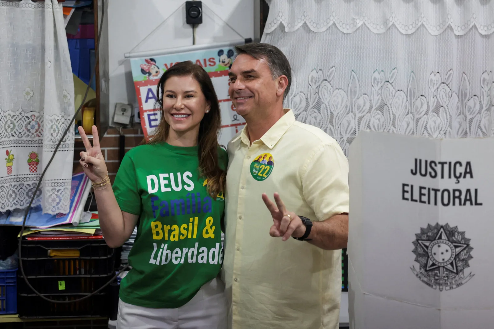 Desempenho de Flávio Bolsonaro surpreende análises internacionais no 1º turno