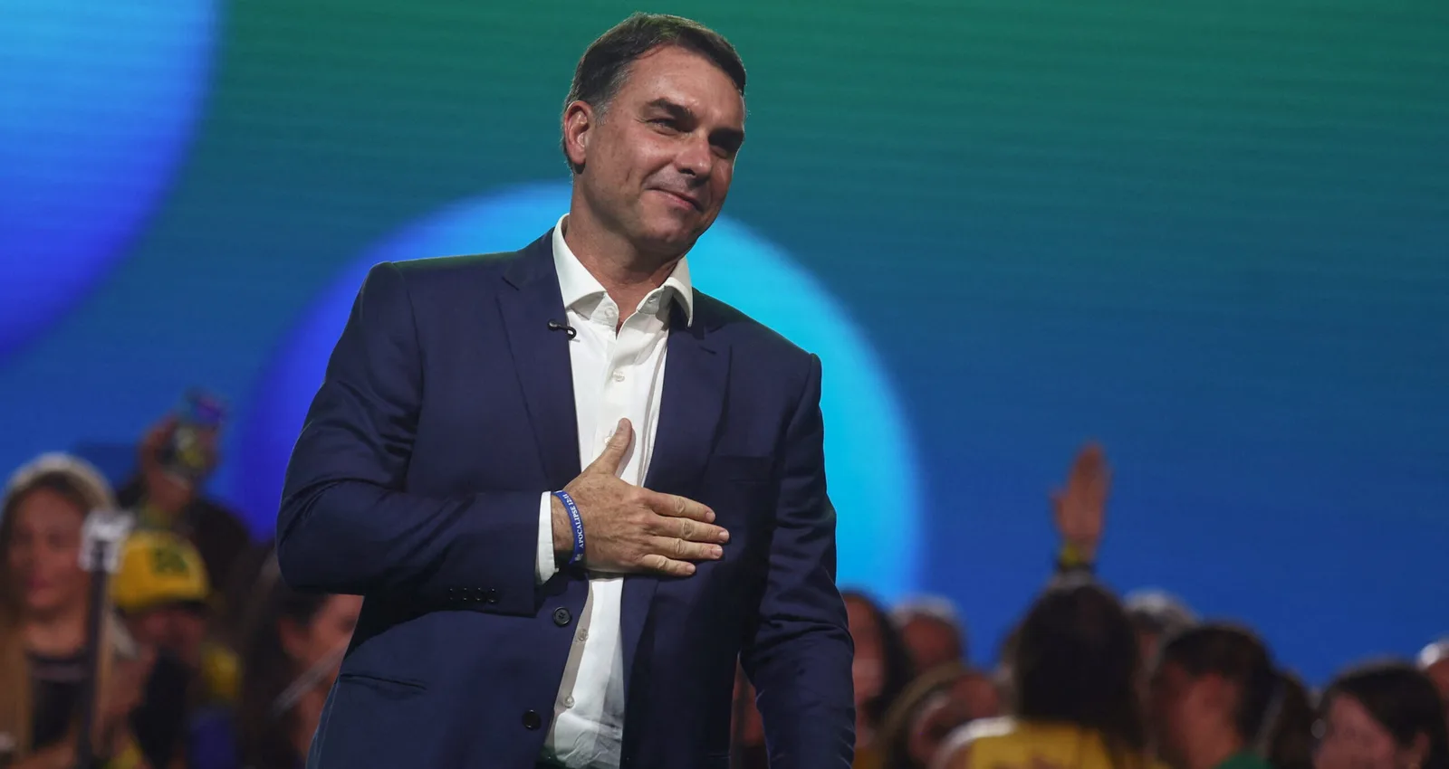 Flávio Bolsonaro diz que avanço ao segundo turno marca fim do PT