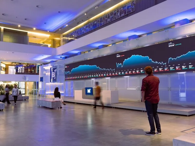 Ibovespa opera em baixa com pressão externa e incerteza eleitoral