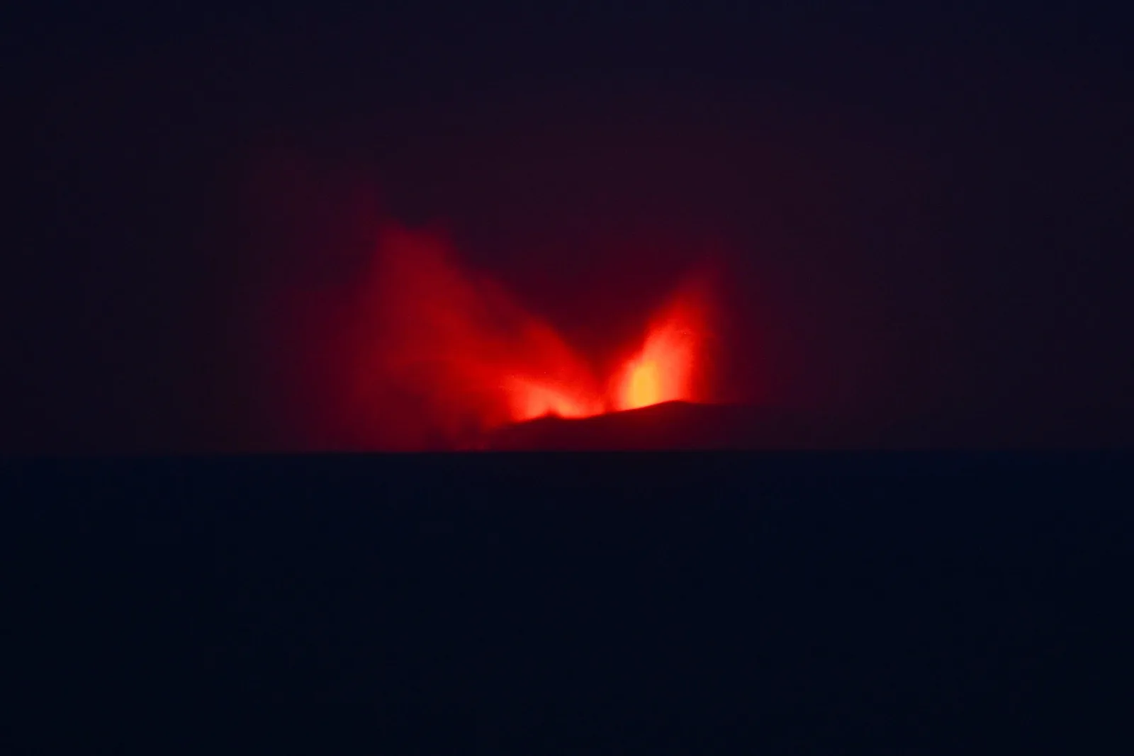 Cinzas do Anak Krakatau suspendem voos no aeroporto de Jacarta