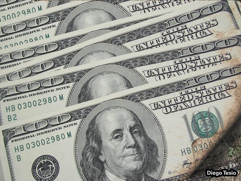 Dólar avança e Bolsa recua com petróleo e tensão internacional