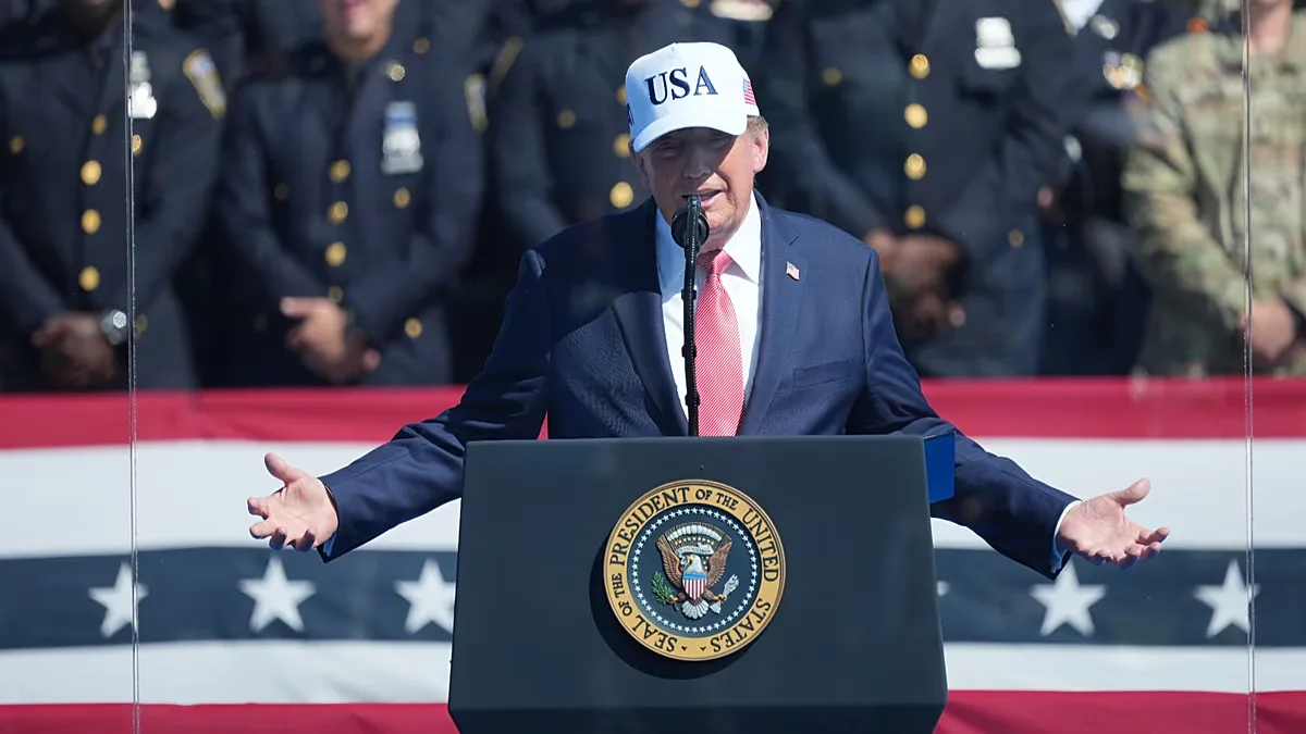 Trump amplia tarifas e bloqueia bebidas alcoólicas do Canadá