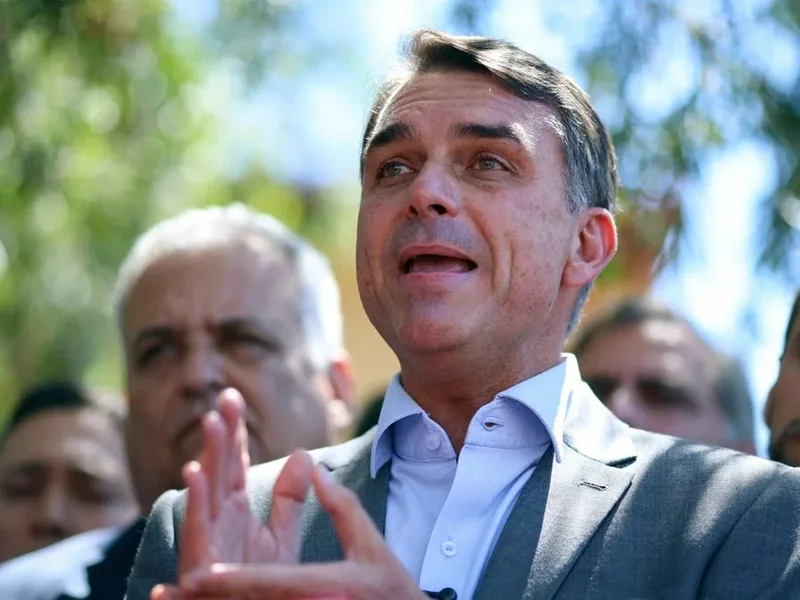 Flávio Bolsonaro anuncia compra e congelamento de dívidas em proposta de campanha