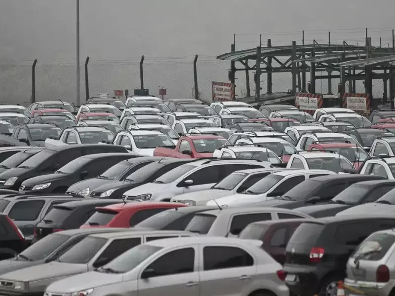 Vendas de veículos recuam em agosto, enquanto produção avança 6,8% no mês
