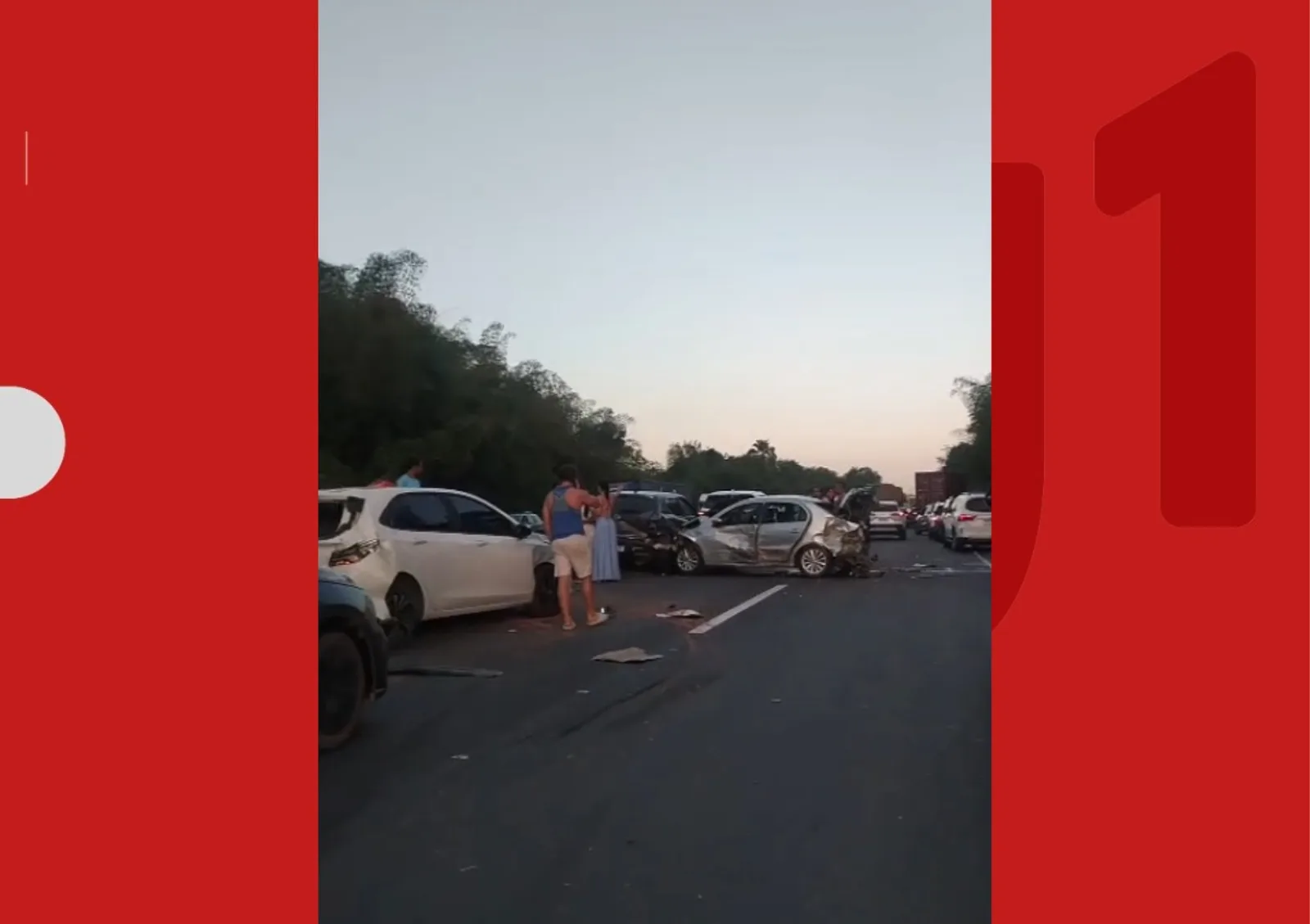 Tombamento de caminhão causa engavetamento e bloqueia faixa da BR-324