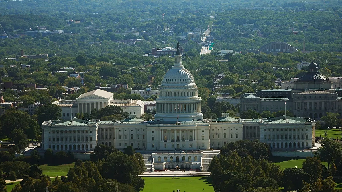 Deputados republicanos ampliam apoio a resolução contra guerra de Trump no Irã