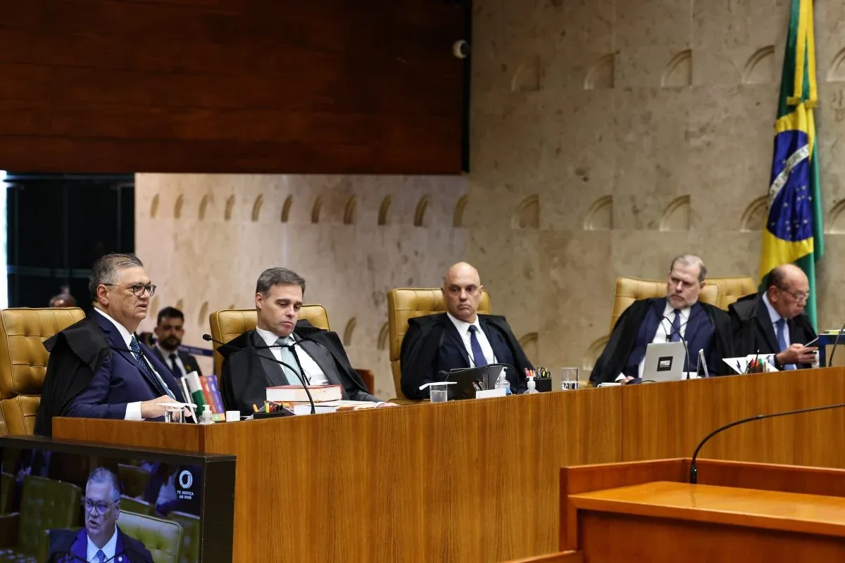 Vista de Dino mantém sem decisão unificação de processos no STF