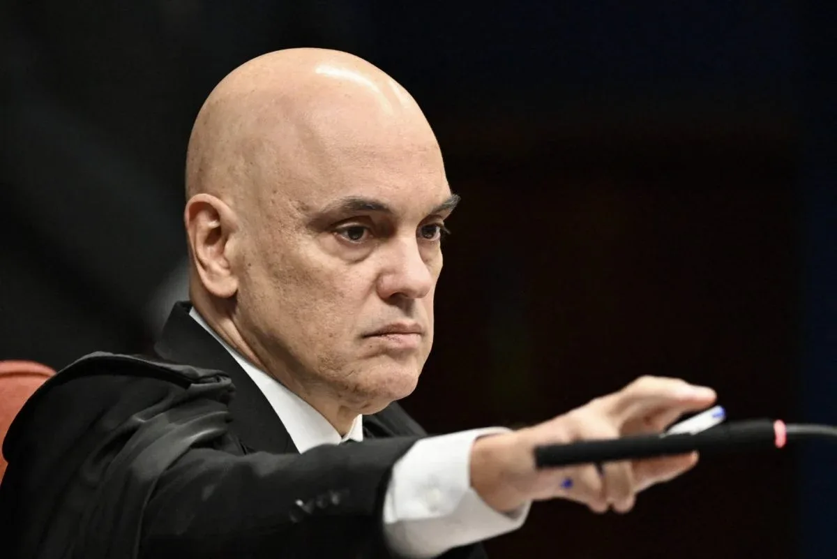 Habeas corpus de Bolsonaro aguarda voto de Dino após impedimento de Moraes