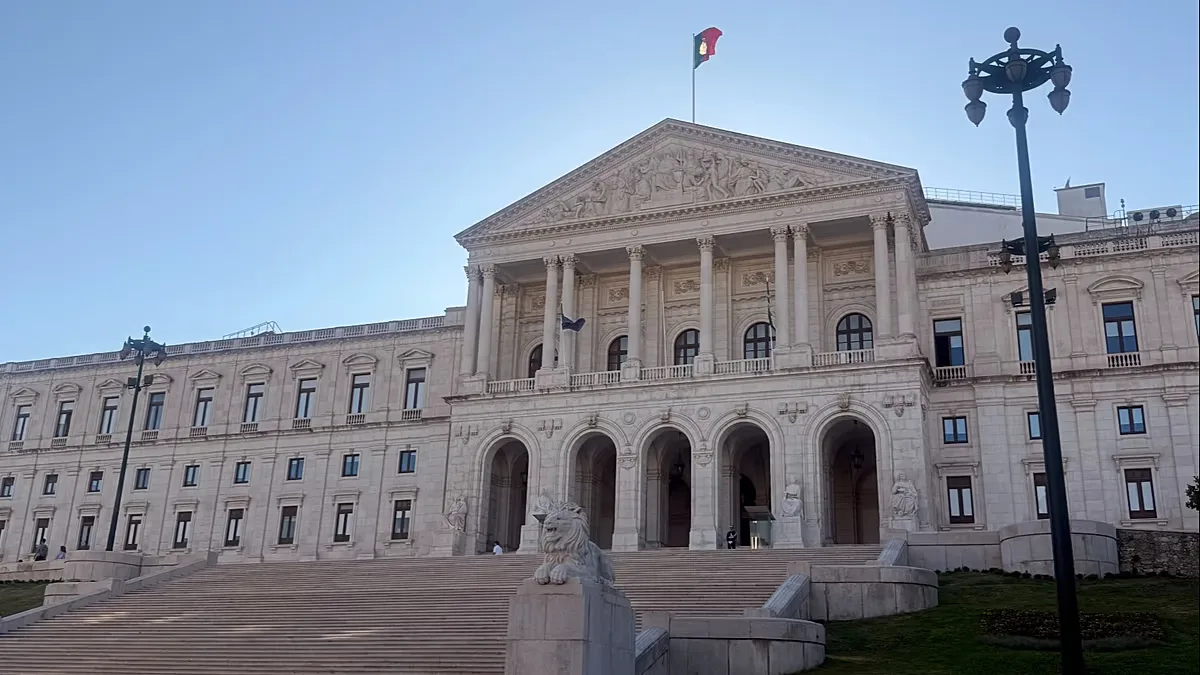 Parlamento português retoma trabalhos com foco em orçamento, licença e investigação