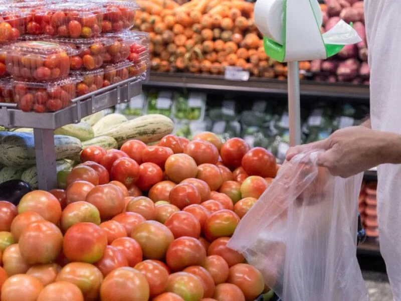 Tomate encarece no atacado, enquanto mamão lidera quedas entre frutas